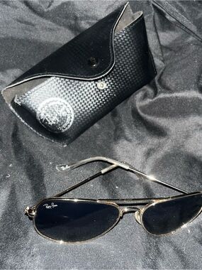 Ray-Ban Men’s Gold Frame Black Lens Aviator Sunglasses
